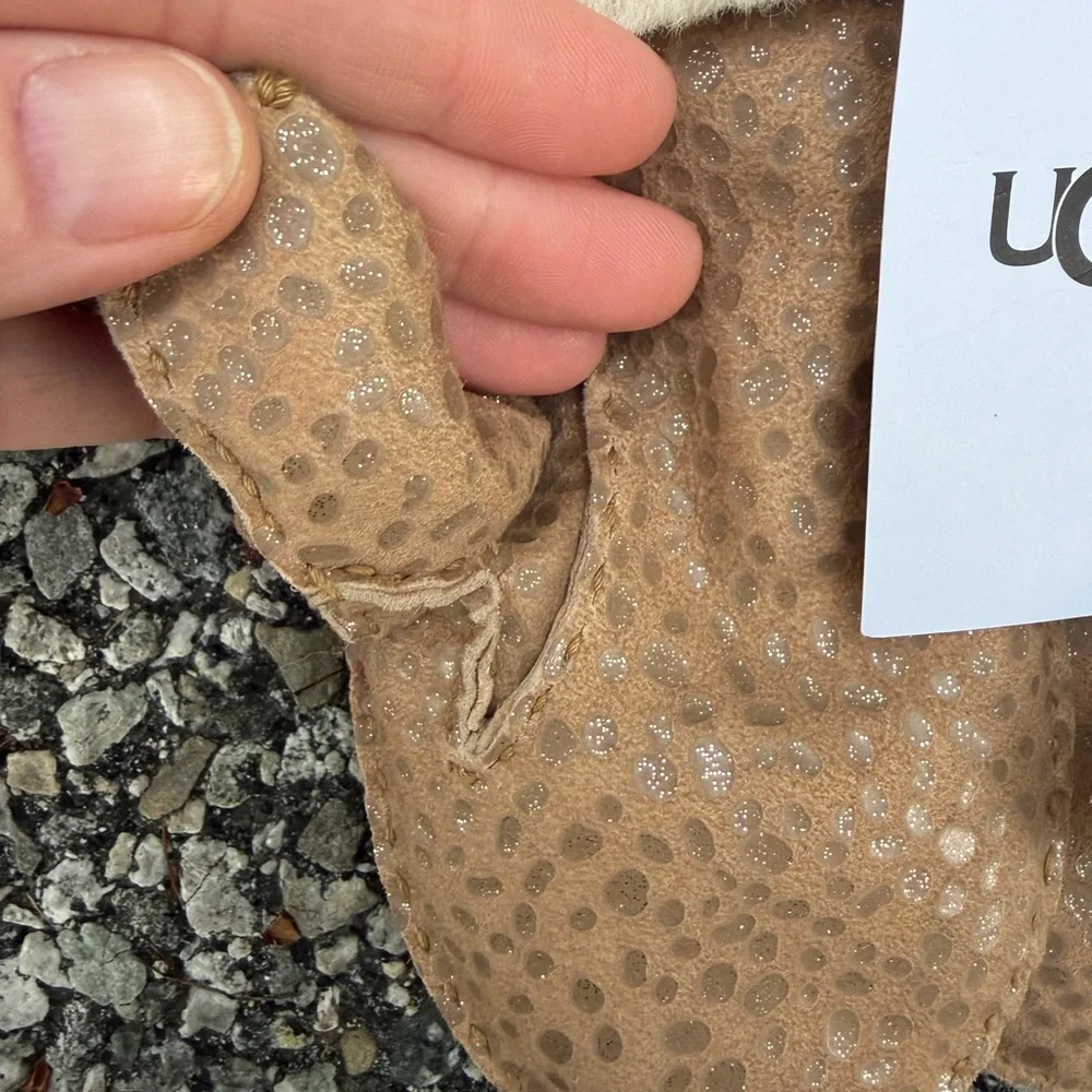 UGG NWT Sparkle Dot Sheepskin Mittens - Size 4-6 year